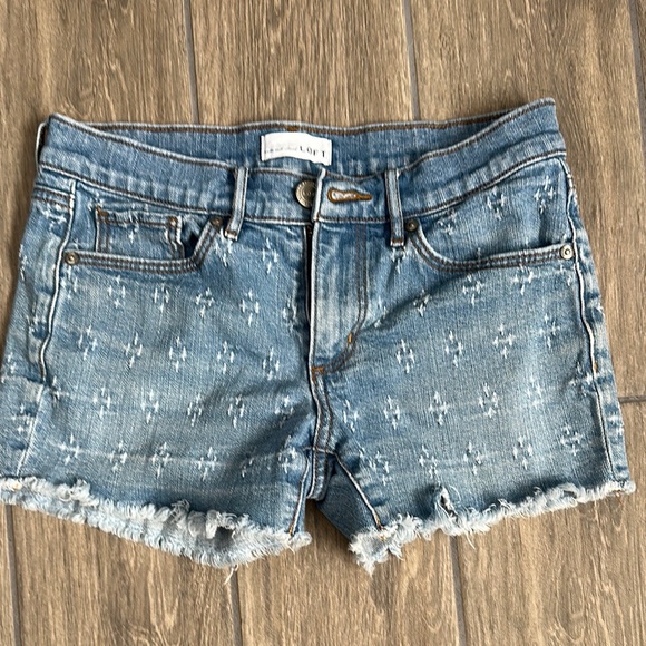 LOFT Pants - LOFT women’s denim shorts with fray bottom. Size 24. 5 pocket